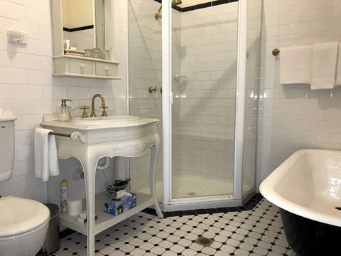 The Chalet Guesthouse And Studio - Kawana Tourism 3