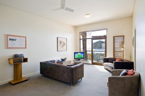 Lornebeach Apartments - Kawana Tourism 5