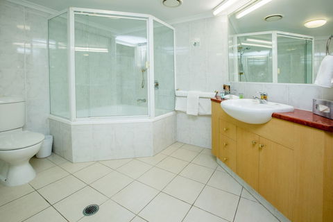Springwood Tower Apartment Hotel - Kawana Tourism 4