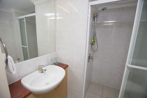 Springwood Tower Apartment Hotel - Kawana Tourism 3