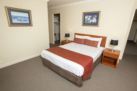 Springwood Tower Apartment Hotel - Kawana Tourism 5