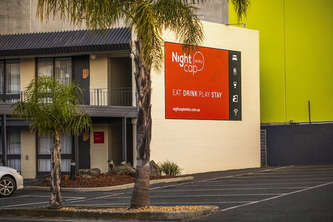 Nightcap At Matthew Flinders Hotel - Kawana Tourism 1