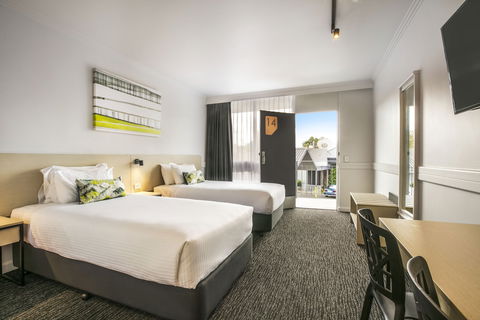Nightcap At Matthew Flinders Hotel - Kawana Tourism 6