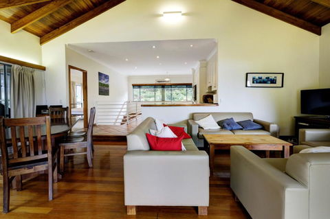 FAR SHORE - Kawana Tourism 2