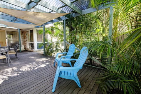FRANGIPANI BEACH HOUSE PET FRIENDLY 22 Belbourie Cres Boomerang Beach - Kawana Tourism 5