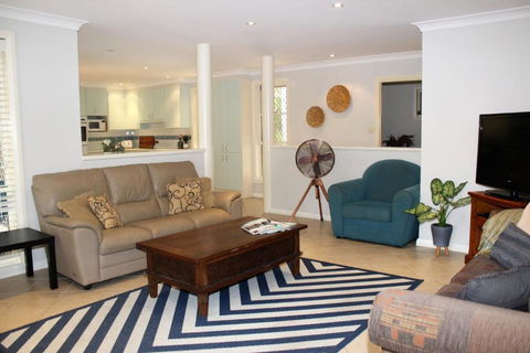 FRANGIPANI BEACH HOUSE PET FRIENDLY 22 Belbourie Cres Boomerang Beach - Kawana Tourism 6