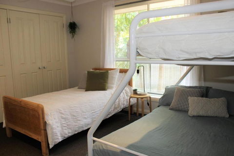 FRANGIPANI BEACH HOUSE PET FRIENDLY 22 Belbourie Cres Boomerang Beach - Kawana Tourism 1