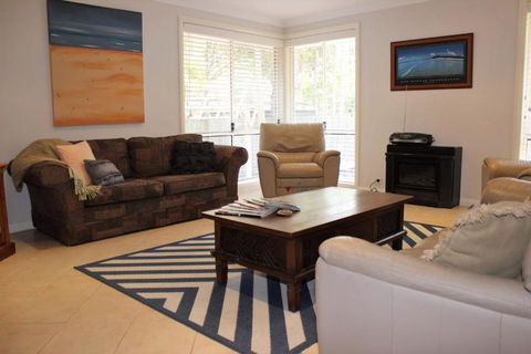 FRANGIPANI BEACH HOUSE PET FRIENDLY 22 Belbourie Cres Boomerang Beach - Kawana Tourism 4