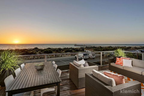 The Beach House At Grange - Kawana Tourism 1