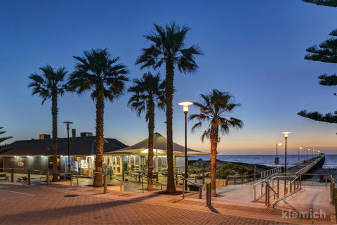 The Beach House At Grange - Kawana Tourism 4