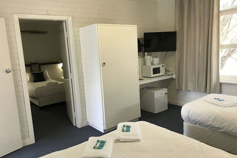 Walpole Hotel Motel - Kawana Tourism 3