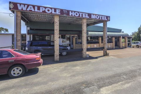 Walpole Hotel Motel - Kawana Tourism 0