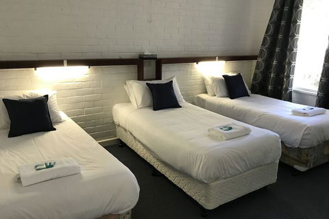 Walpole Hotel Motel - Kawana Tourism 4