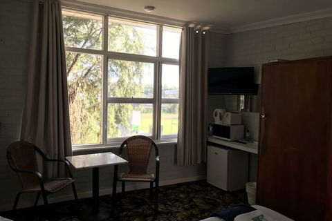 Walpole Hotel Motel - Kawana Tourism 7