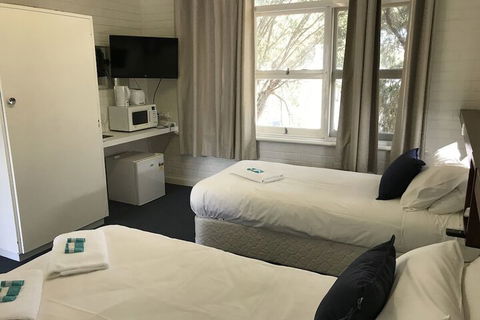 Walpole Hotel Motel - Kawana Tourism 5