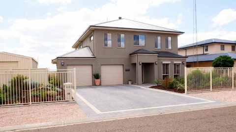 Rezare House Bed & Breakfast - Kawana Tourism 3