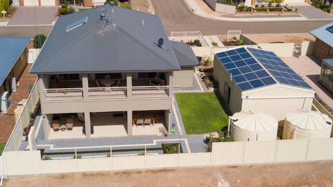 Rezare House Bed & Breakfast - Kawana Tourism 4