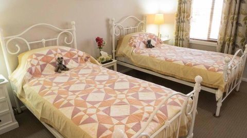 Rezare House Bed & Breakfast - Kawana Tourism 5