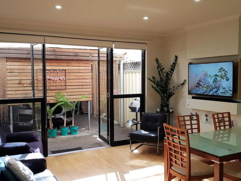 The Artisan 3BR House In The City - Kawana Tourism 3