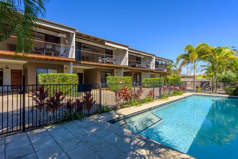 Unit 5 Rainbow Surf Modern Double Storey Townhouse With Large Shared Pool Close To Beach & Shop - Kawana Tourism 2