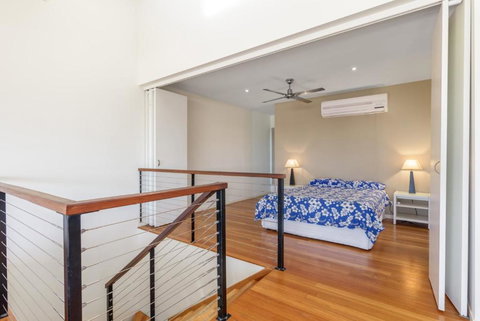 Unit 5 Rainbow Surf Modern Double Storey Townhouse With Large Shared Pool Close To Beach & Shop - Kawana Tourism 5