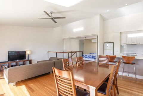 Unit 5 Rainbow Surf Modern Double Storey Townhouse With Large Shared Pool Close To Beach & Shop - Kawana Tourism 6