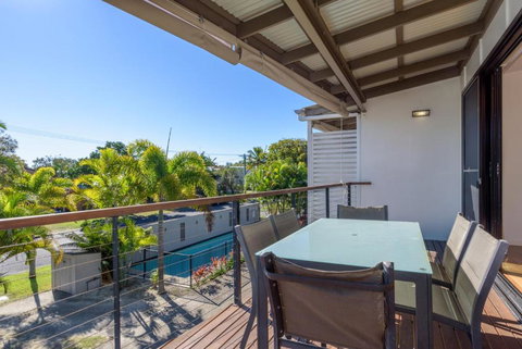 Unit 5 Rainbow Surf Modern Double Storey Townhouse With Large Shared Pool Close To Beach & Shop - Kawana Tourism 3