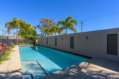 Unit 5 Rainbow Surf Modern Double Storey Townhouse With Large Shared Pool Close To Beach & Shop - Kawana Tourism 1
