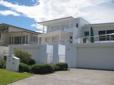 Ultimate Beach House 19a Graham Street Views Peace & Quiet - Kawana Tourism 4
