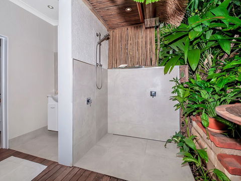 Unique Tropical Rainforest Getaway - Kawana Tourism 3