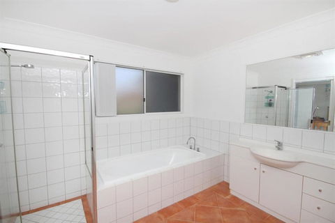 FANTASTIC HOLIDAY UNIT In A PERFECT LOCATION - Kawana Tourism 3