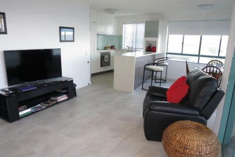 Deepwater Cove Unit 7 68 Lower Gay Terrace Bulcock Beach - Kawana Tourism 3