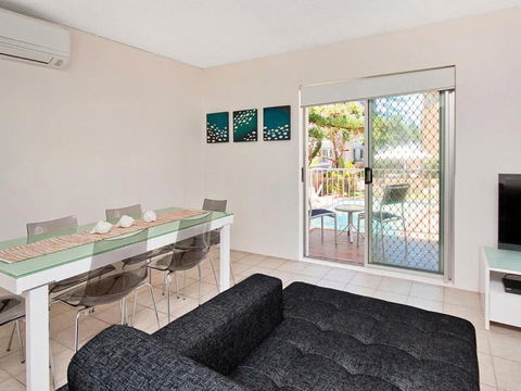 Beachcomber Unit 4 Beachside Unit  - Kawana Tourism 6