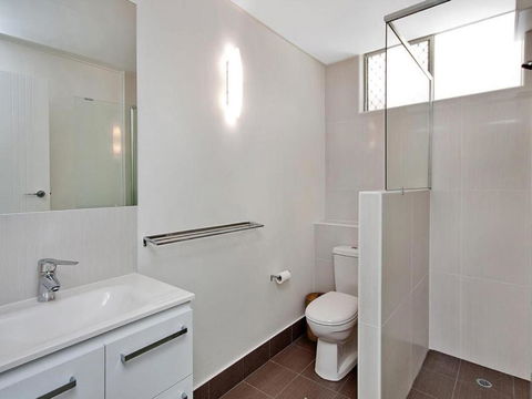 Beachcomber Unit 4 Beachside Unit  - Kawana Tourism 5