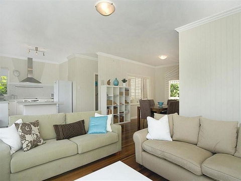 Henzell Street 28. Dicky Beach - Kawana Tourism 4