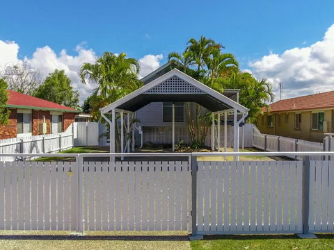 Hume Street 22 Golden Beach - Kawana Tourism 3