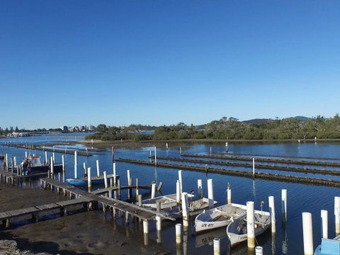 Fairholme 5 Opposite Lake - Kawana Tourism 1