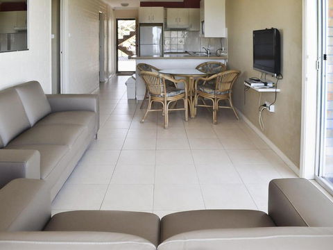 Fairholme 5 Opposite Lake - Kawana Tourism 4