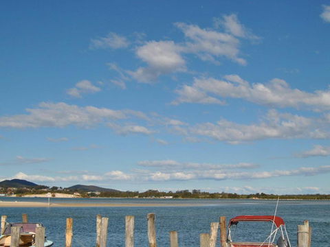 Fairholme 5 Opposite Lake - Kawana Tourism 3
