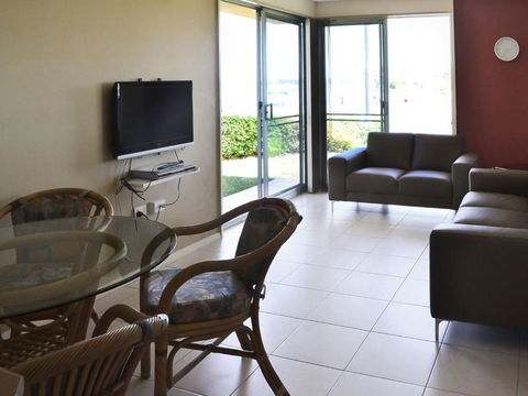 Fairholme 5 Opposite Lake - Kawana Tourism 6