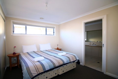 The Anchorage By The Lake - Kawana Tourism 6
