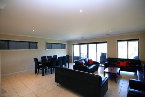 The Anchorage By The Lake - Kawana Tourism 5