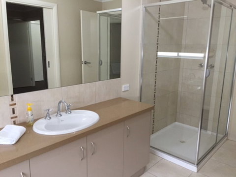 The Anchorage By The Lake - Kawana Tourism 4