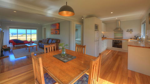 Castaway Cottage - Essentially Tas - Kawana Tourism 1