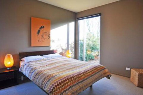 THE Lake House - Surf Side - Kawana Tourism 5