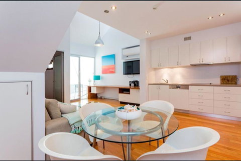 Urban Paradise Minutes From The Markets - Kawana Tourism 3