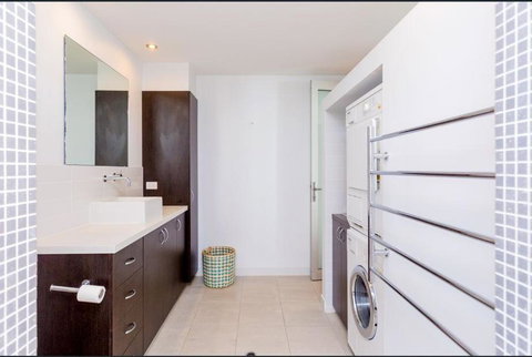 Urban Paradise Minutes From The Markets - Kawana Tourism 2