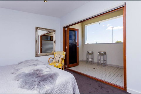 Urban Paradise Minutes From The Markets - Kawana Tourism 7