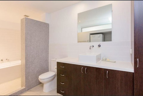 Urban Paradise Minutes From The Markets - Kawana Tourism 4