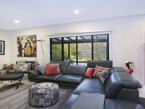 Lovett Quirky Stylish With A Bush Backdrop - Kawana Tourism 6